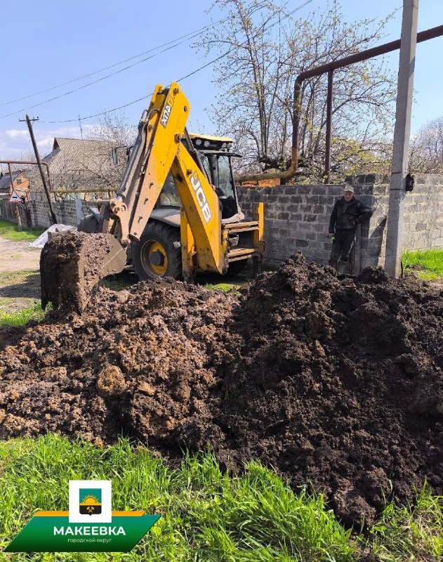 Специалисты макеевского филиала «Воды Донбасса» выполняют работы в жилмассиве Ленина.