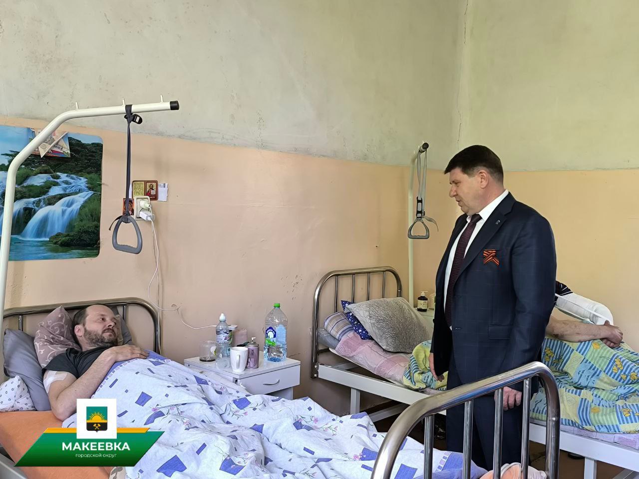  Глава Макеевки в преддверии Дня Победы проведал защитников Отечества, которые проходят лечение в медицинском учреждении.