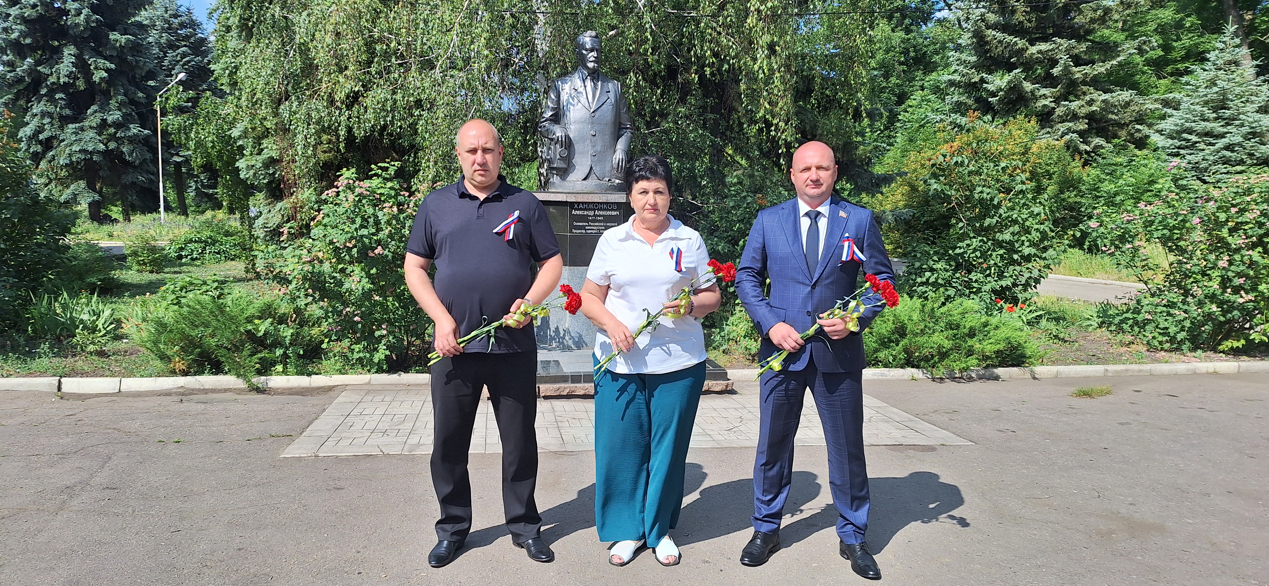 В Советском внутригородском районе городского округа Макеевка состоялось возложение цветов к памятнику Александру Ханжонкову,  приуроченное ко Дню России.