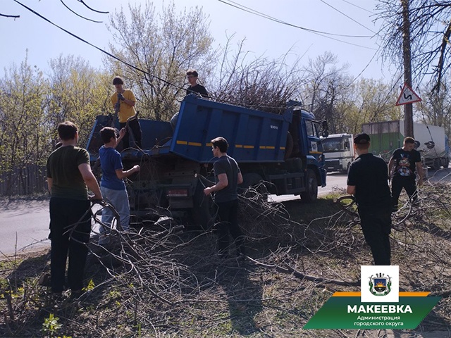  В Горняцком районе Макеевки продолжают проводить работы по благоустройству территории.