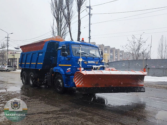 В Макеевке проводятся работы по уборке снега.