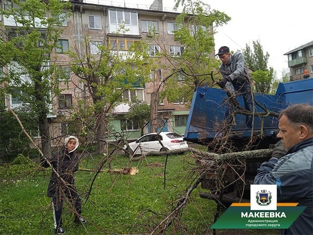 В Макеевке продолжаются работы по благоустройству территории.