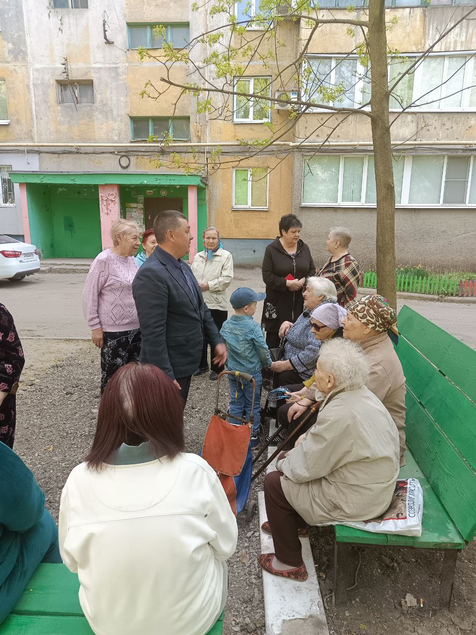 Руководитель Управы Червоногвардейского внутригородского района Администрации провел встречу с жителями жилмассива Калинина.