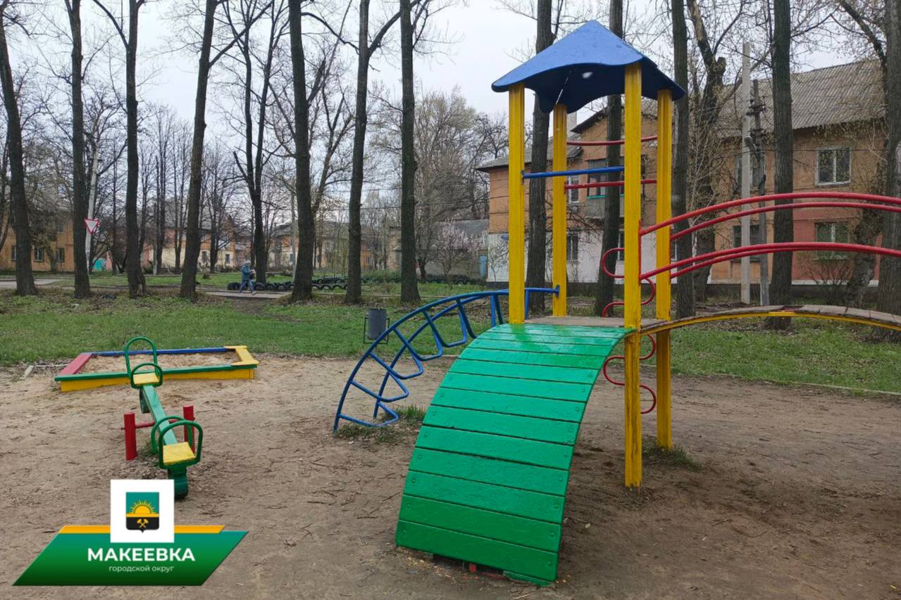 Неравнодушные жители проявили инициативу и собственноручно покрасили игровые элементы детской площадки возле д. 3 по ул. Сусанина..