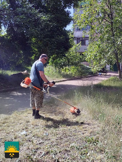 В Макеевке ведётся активная работа по покосу карантинных трав, в том числе на придомовых территориях.