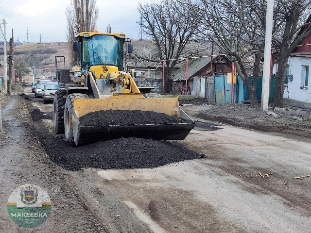 Работники МУП АГМ «Перспектива» выполнили отсыпку асфальтной крошкой проблемных участков дорог в пгт Землянки..