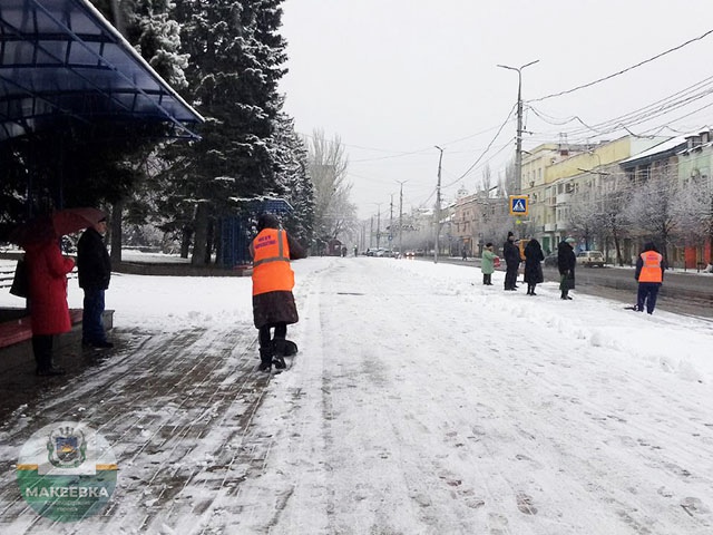 Коммунальным предприятием «Перспектива» продолжаются работы по уборке тротуаров и территорий остановок общественного транспорта от снега..