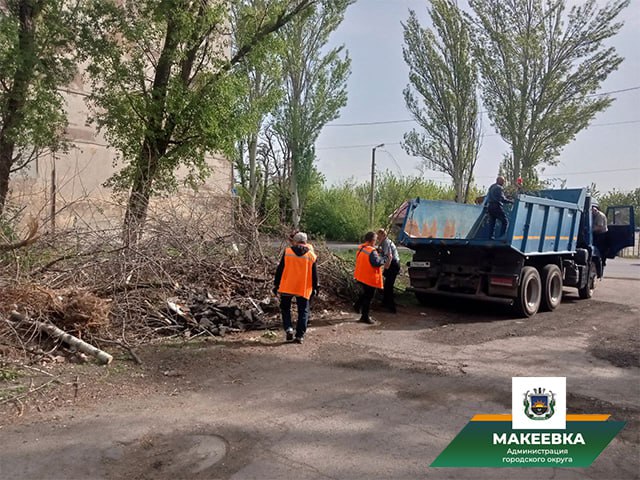 Коммунальные службы города продолжают выполнять работы по благоустройству муниципального округа.