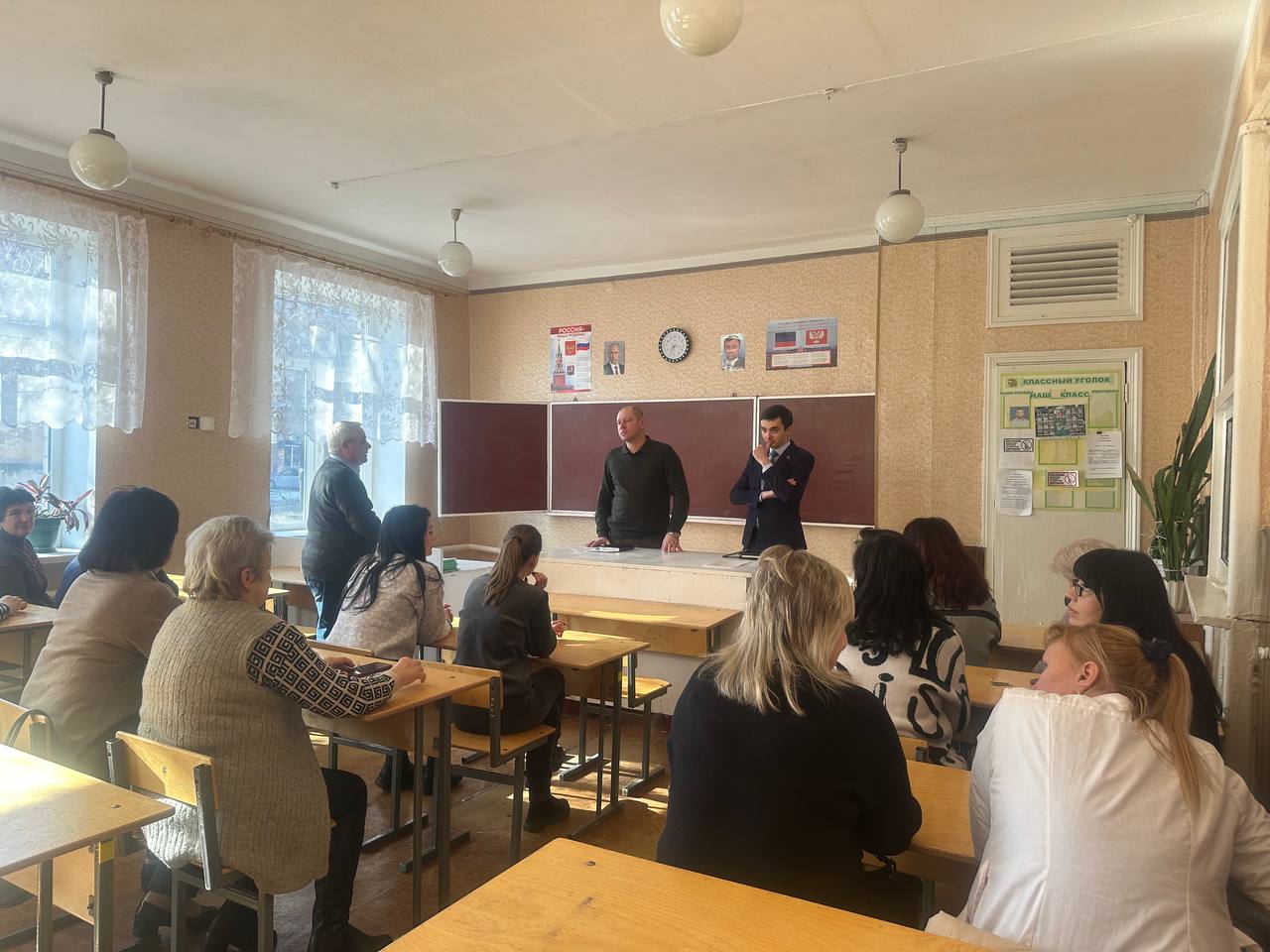 Заместитель главы Администрации городского округа Макеевка вместе с депутатом Макеевского городского совета провели встречу с гражданами на подведомственной территории.
