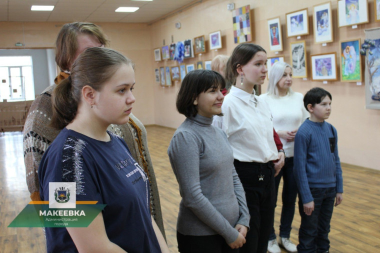 В Макеевке проходит выставка художественных работ, приуроченная ко дню защитника Отечества.. В Макеевке проходит выставка художественных работ, приуроченная ко дню защитника Отечества..