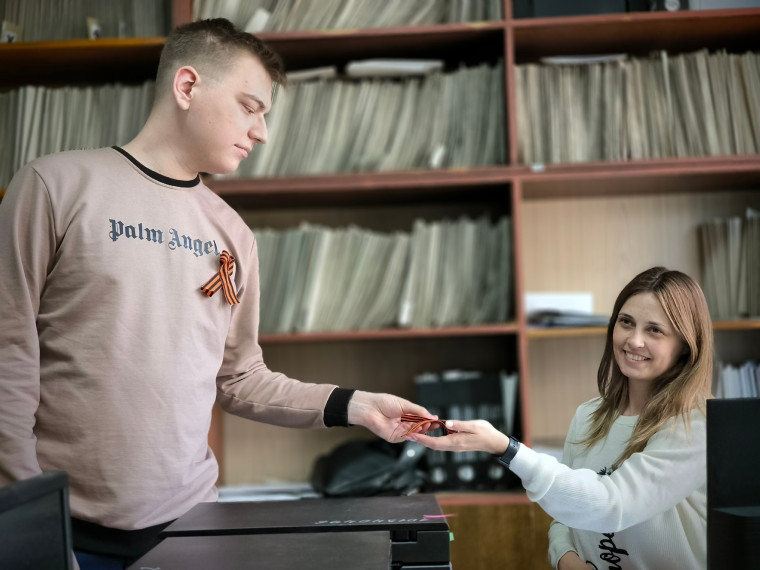 В преддверии Дня Победы сотрудники отдела молодёжной политики раздали ленты работникам Администрации городского округа Макеевка в рамках акции «Георгиевская лента».. В преддверии Дня Победы сотрудники отдела молодёжной политики раздали ленты работникам Администрации городского округа Макеевка в рамках акции «Георгиевская лента»..